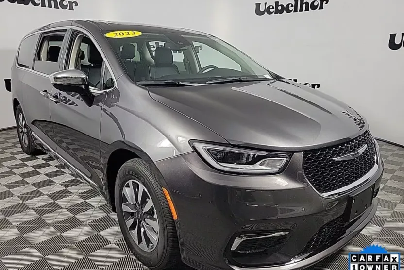 2023 Chrysler Pacifica Hybrid Limited photo 1