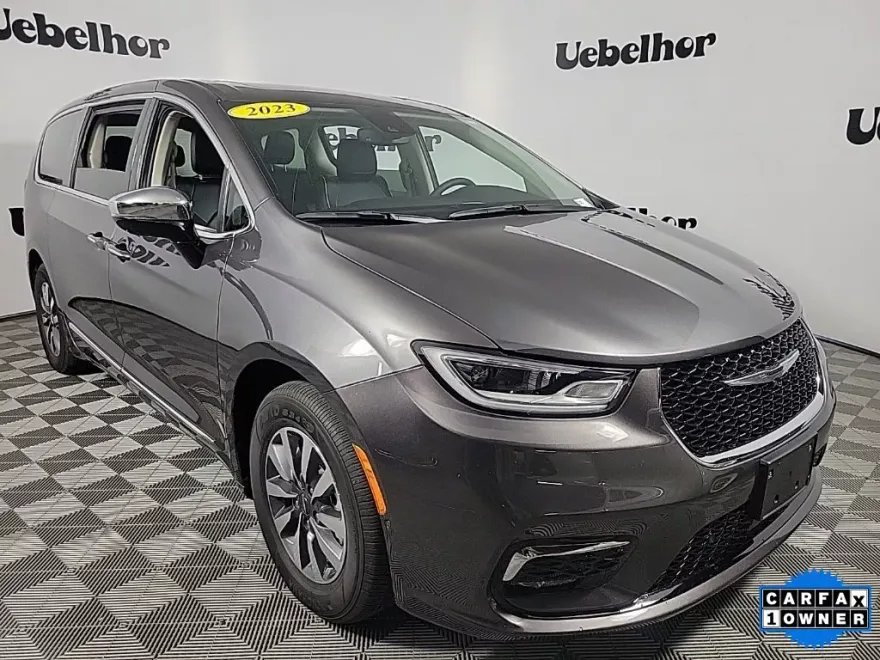 2023 Chrysler Pacifica Hybrid Limited photo 1
