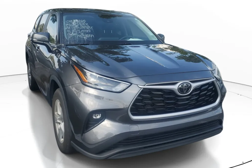 2023 Toyota Highlander LE photo 1