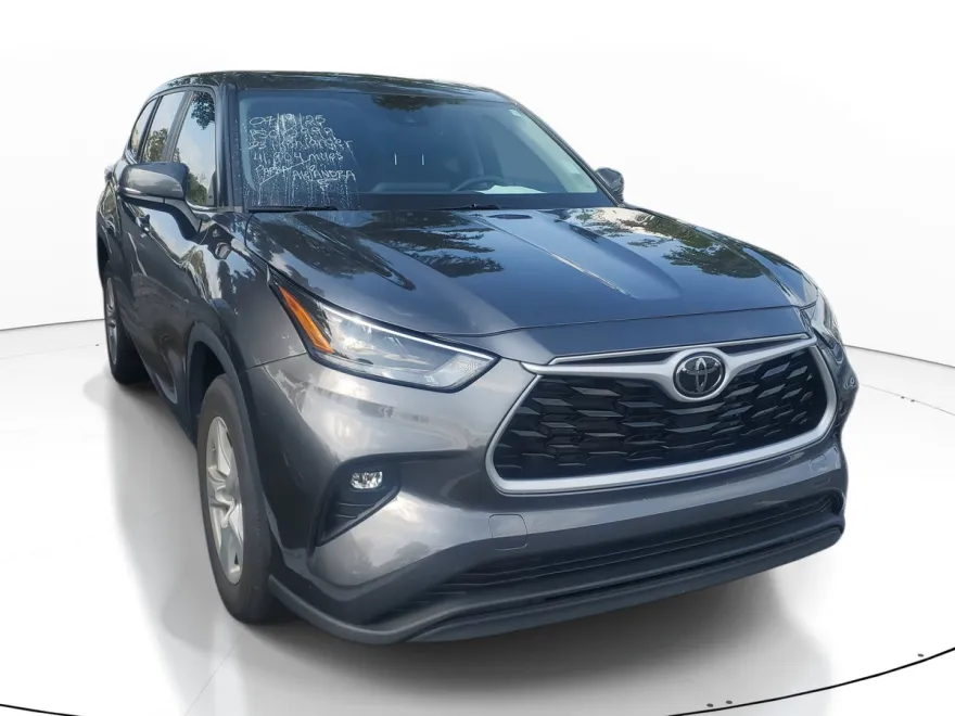 2023 Toyota Highlander LE photo 1