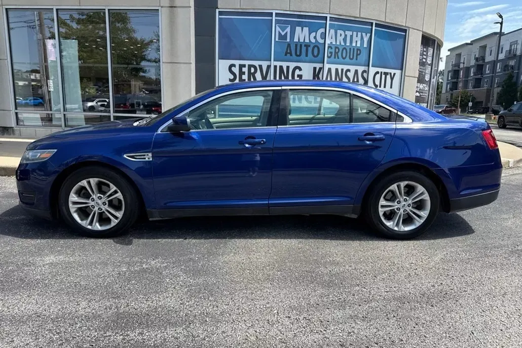2015 Ford Taurus SEL photo 1