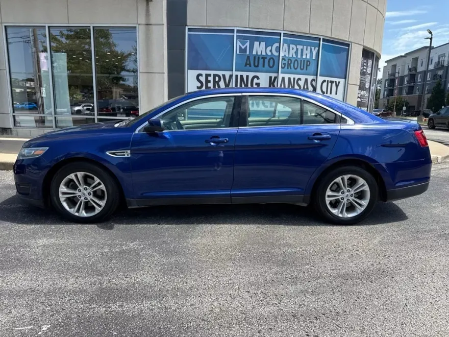 2015 Ford Taurus SEL photo 1