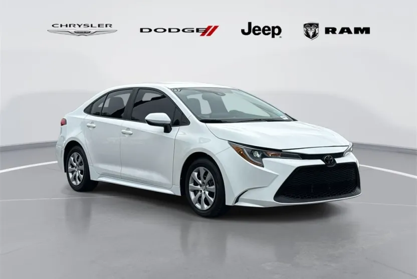 2022 Toyota Corolla LE photo 1
