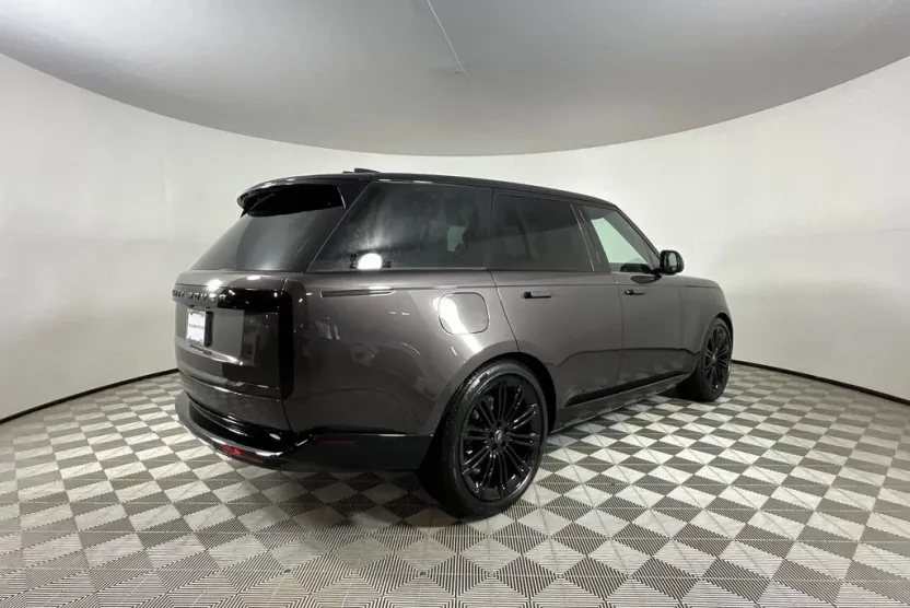 2025 Land Rover Range Rover SE photo 1