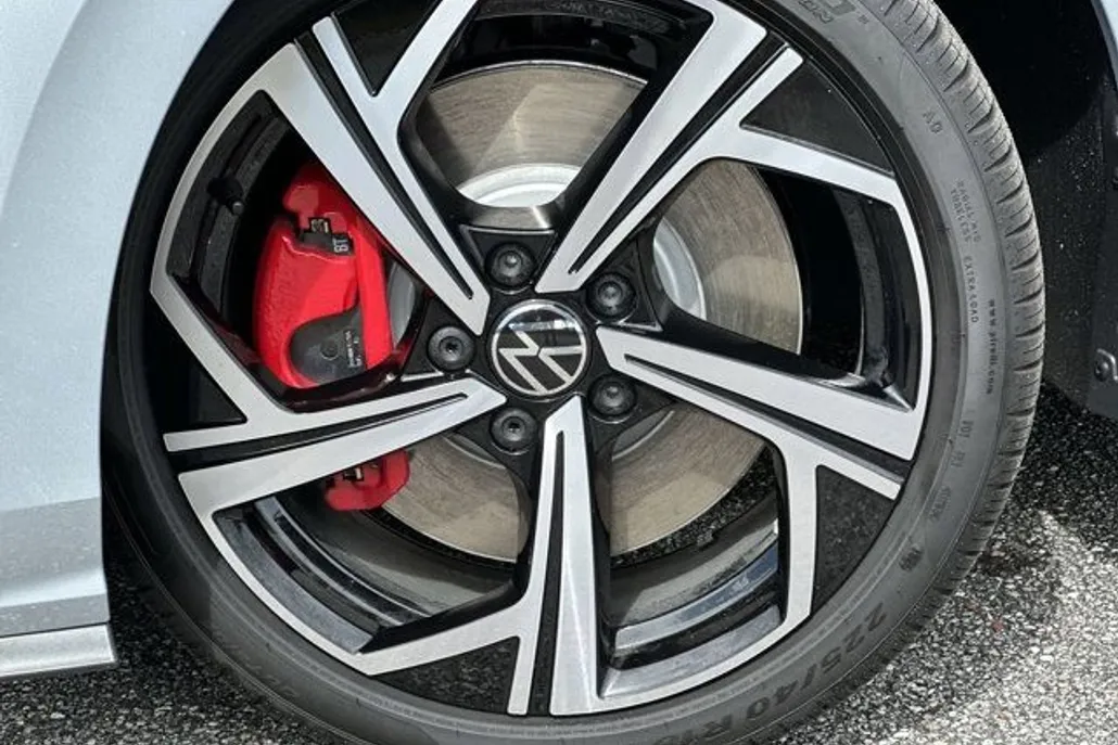 2025 Volkswagen Golf GTI SE photo 1