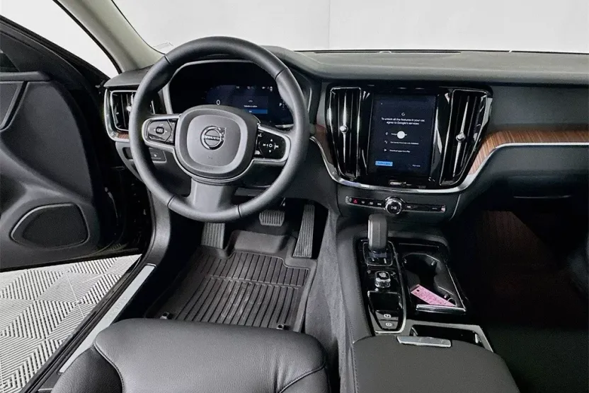 2024 Volvo S60 Recharge T8 Plus photo 1