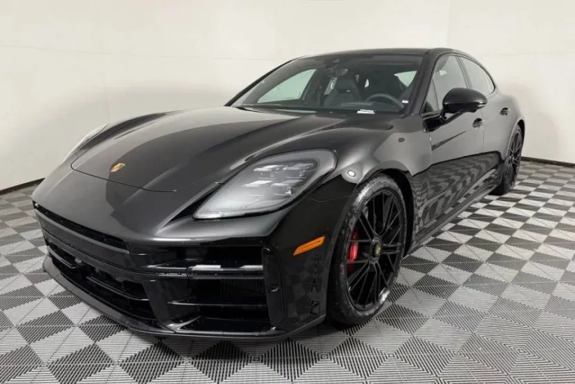 2026 Porsche Panamera GTS photo 1