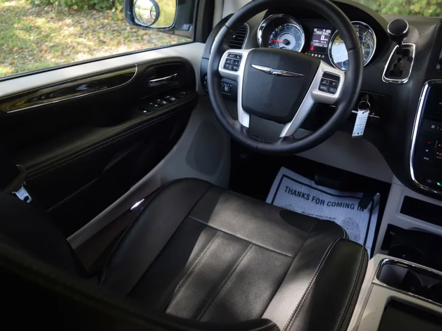 2016 Chrysler Town & Country Touring photo 2