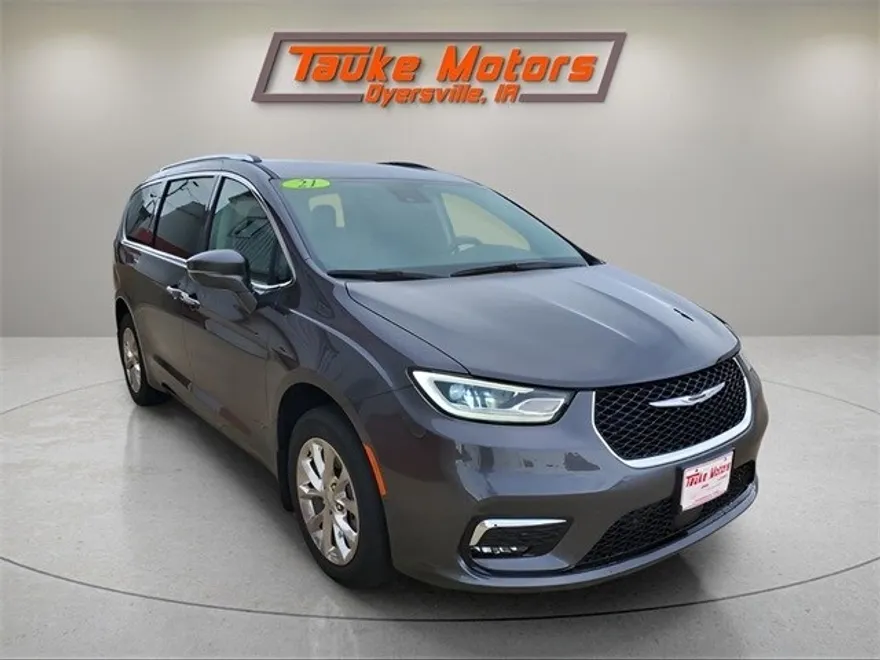 2021 Chrysler Pacifica Touring L photo 1