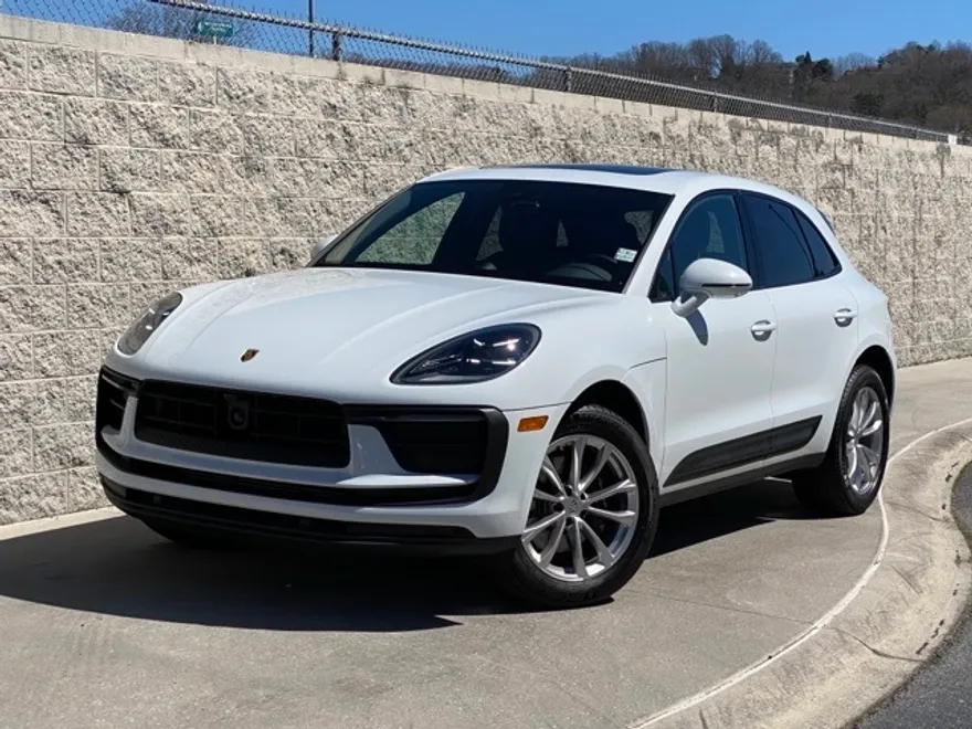 2025 Porsche Macan T photo 1