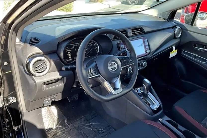 2025 Nissan Versa 1.6 SR photo 1