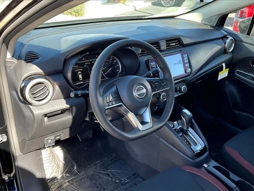2025 Nissan Versa 1.6 SR photo 1