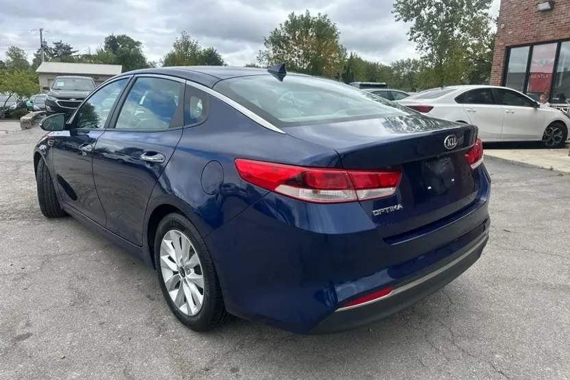 2016 Kia Optima LX photo 1