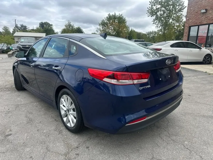 2016 Kia Optima LX photo 1