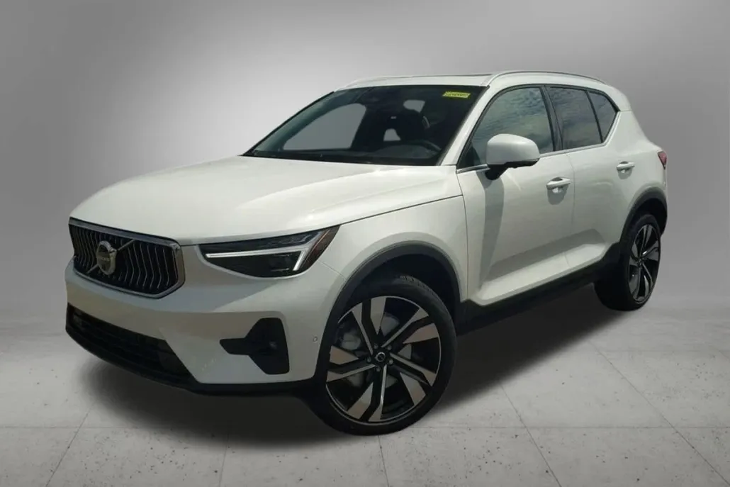 2025 Volvo XC40 Plus photo 1