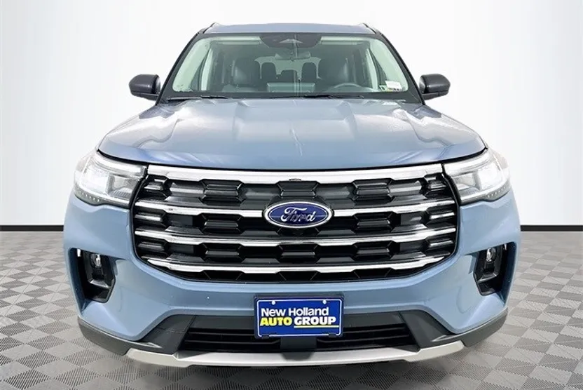 2025 Ford Explorer photo 1