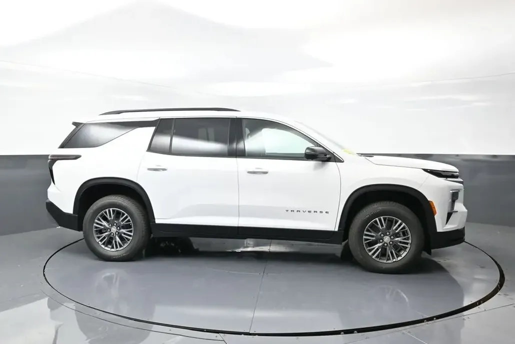 2026 Chevrolet Traverse 2LT photo 1