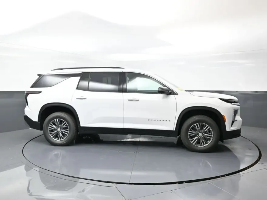2026 Chevrolet Traverse 2LT photo 1