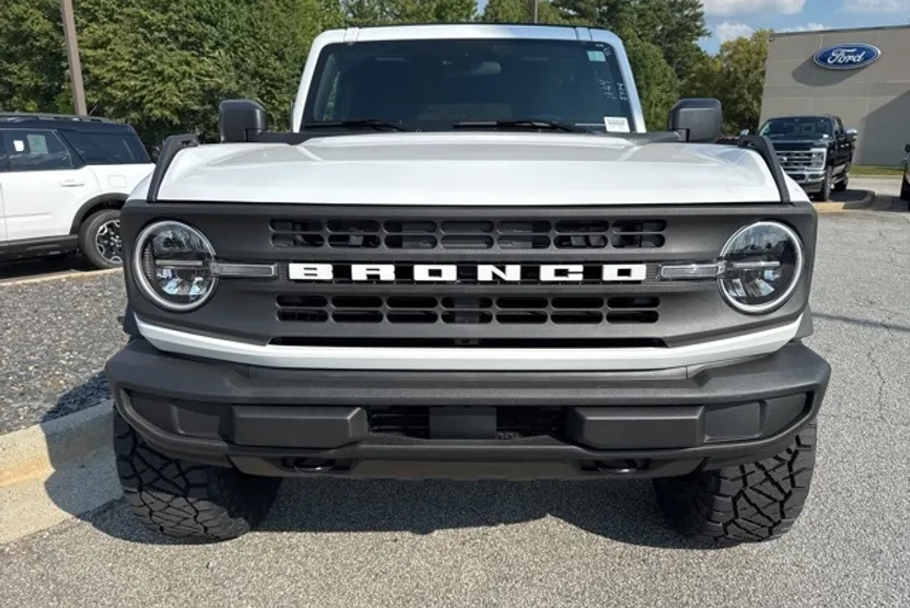 2025 Ford Bronco Base photo 1