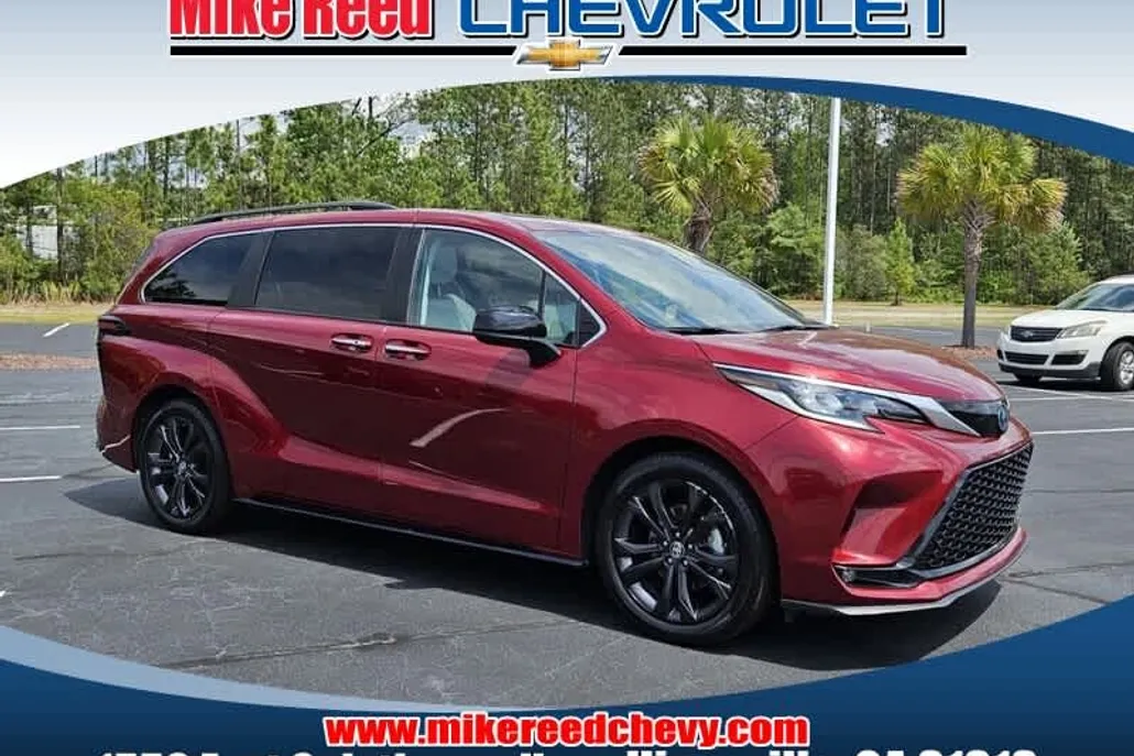 2023 Toyota Sienna XSE photo 1