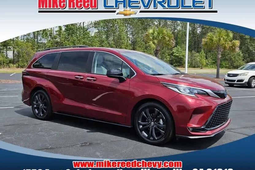 2023 Toyota Sienna XSE photo 1