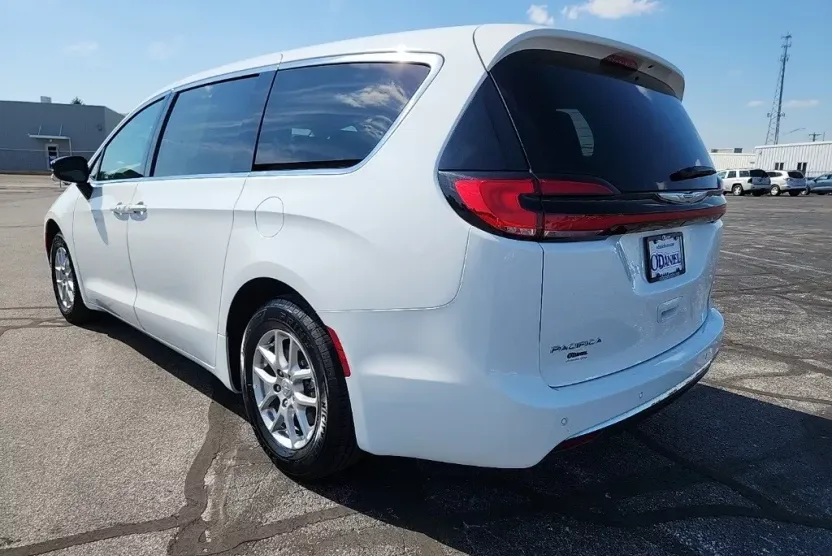 2024 Chrysler Pacifica Touring L photo 1