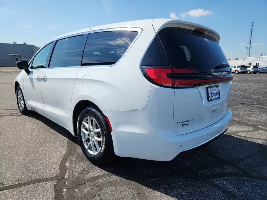 2024 Chrysler Pacifica Touring L photo 1