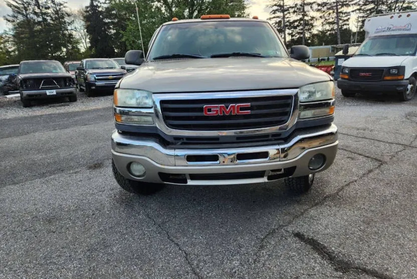 2003 Gmc Sierra SLE photo 1