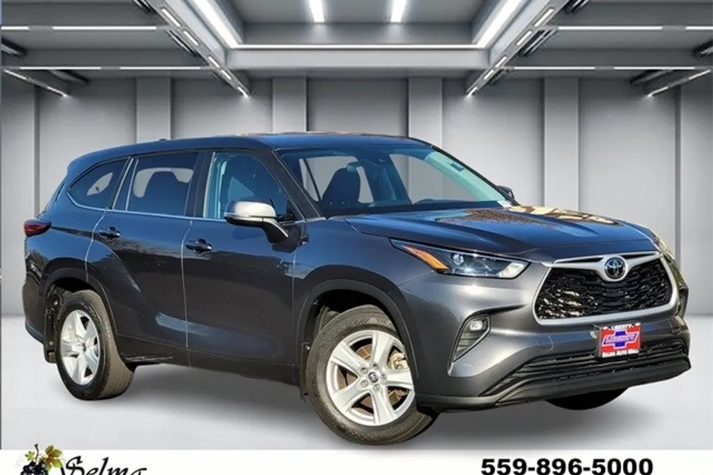 2023 Toyota Highlander LE photo 1