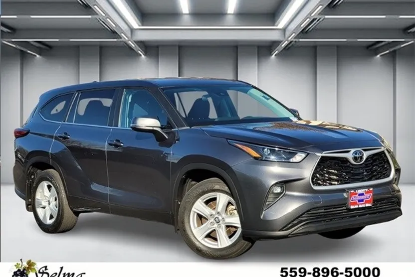 2023 Toyota Highlander LE photo 1