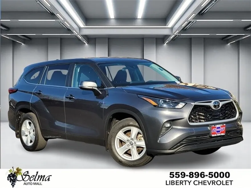 2023 Toyota Highlander LE photo 1