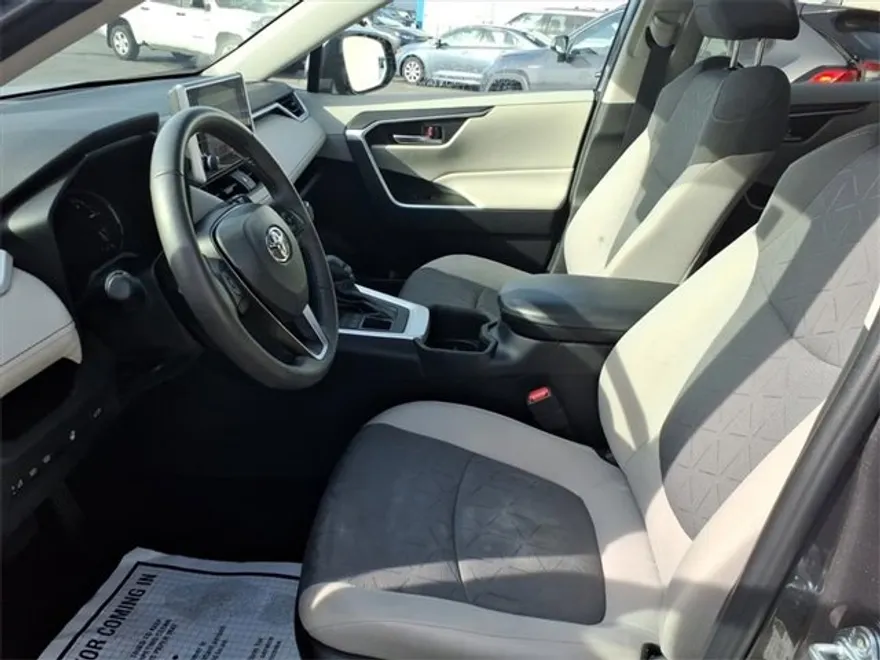 2023 Toyota RAV4 XLE photo 1