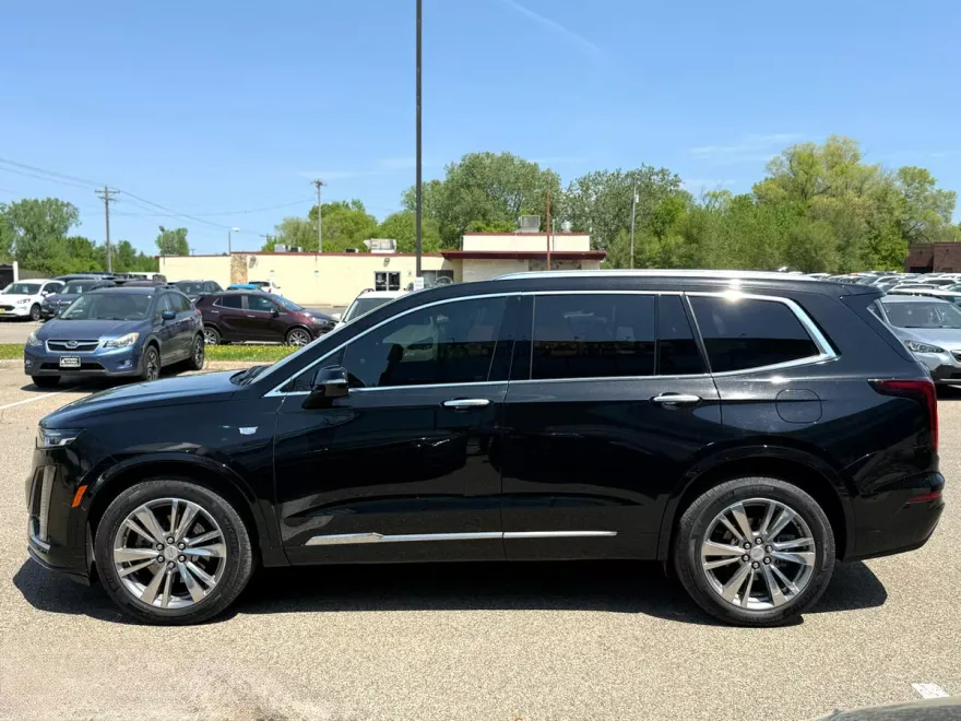 2022 Cadillac XT6 Premium Luxury photo 2