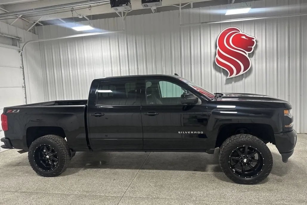 2018 Chevrolet Silverado 1500 LT photo 1