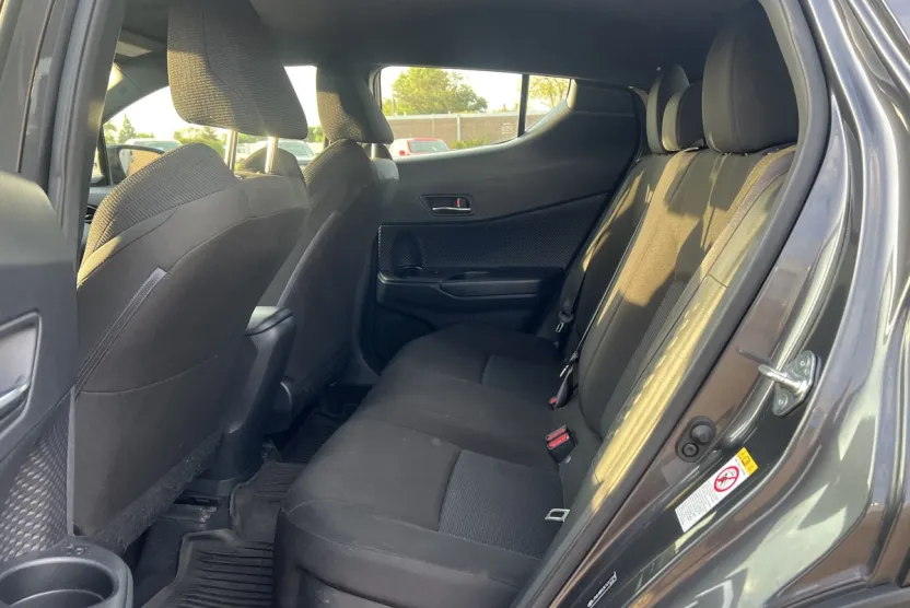 2019 Toyota C-HR XLE photo 1