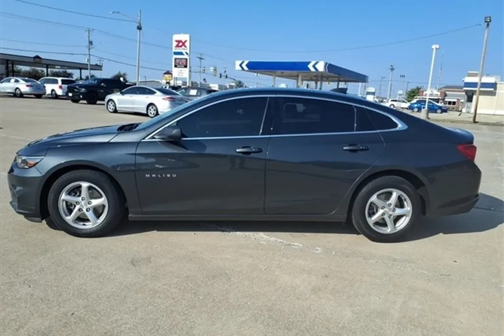 2018 Chevrolet Malibu LS photo 1