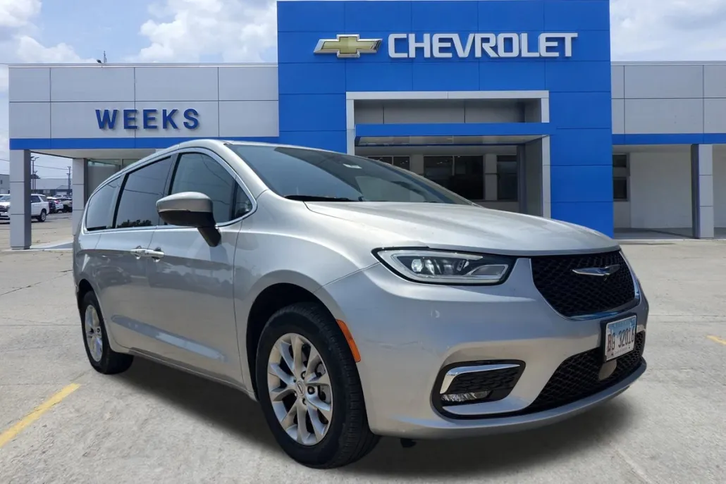 2023 Chrysler Pacifica Touring L photo 1