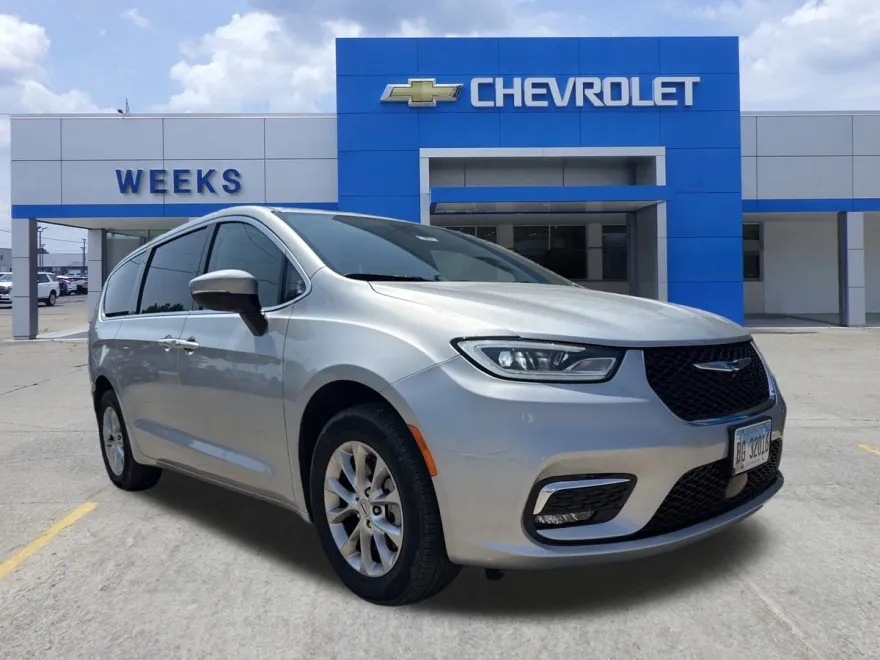 2023 Chrysler Pacifica Touring L photo 1