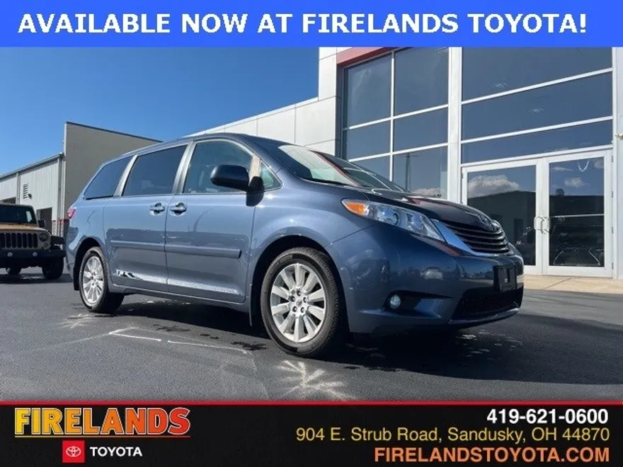 2015 Toyota Sienna XLE photo 1
