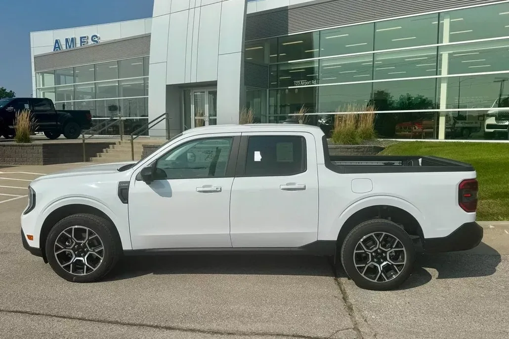 2025 Ford Maverick Lariat photo 1