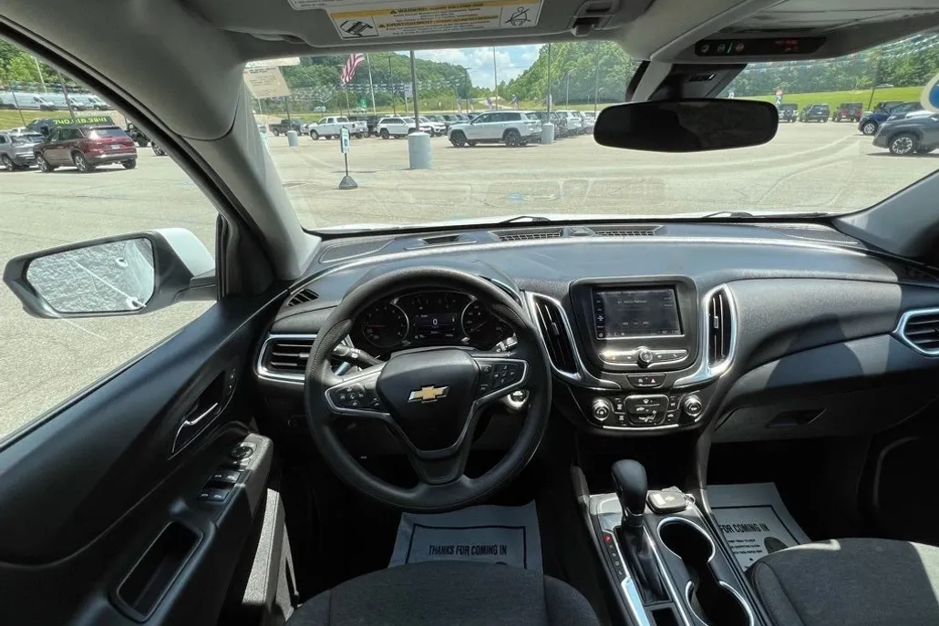 2022 Chevrolet Equinox LT photo 1