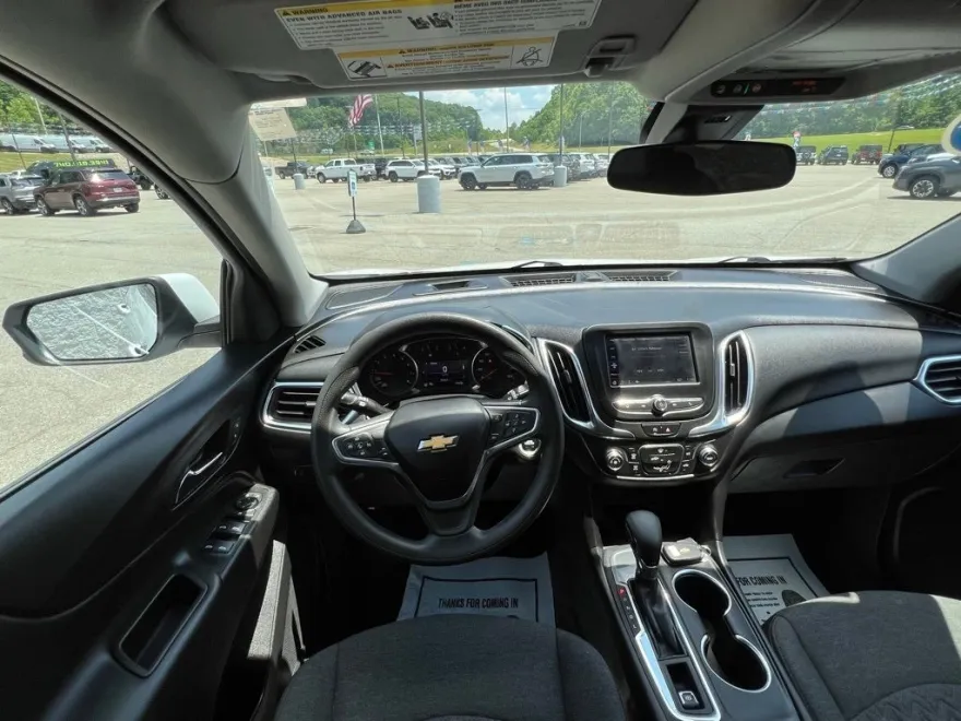 2022 Chevrolet Equinox LT photo 1
