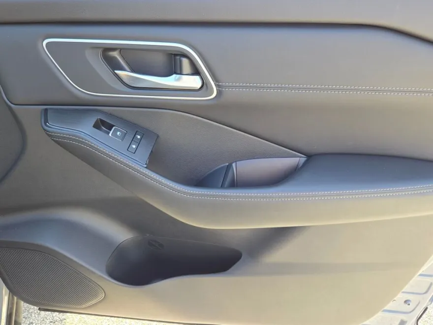 2025 Nissan Rogue Platinum photo 1