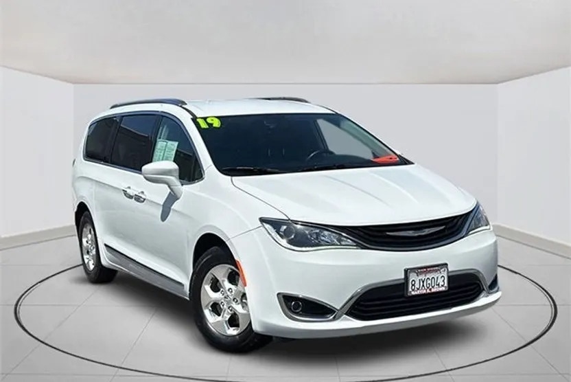 2019 Chrysler Pacifica Hybrid Touring L photo 1