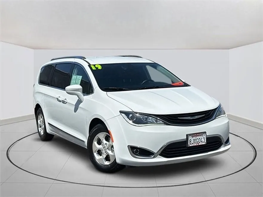 2019 Chrysler Pacifica Hybrid Touring L photo 1