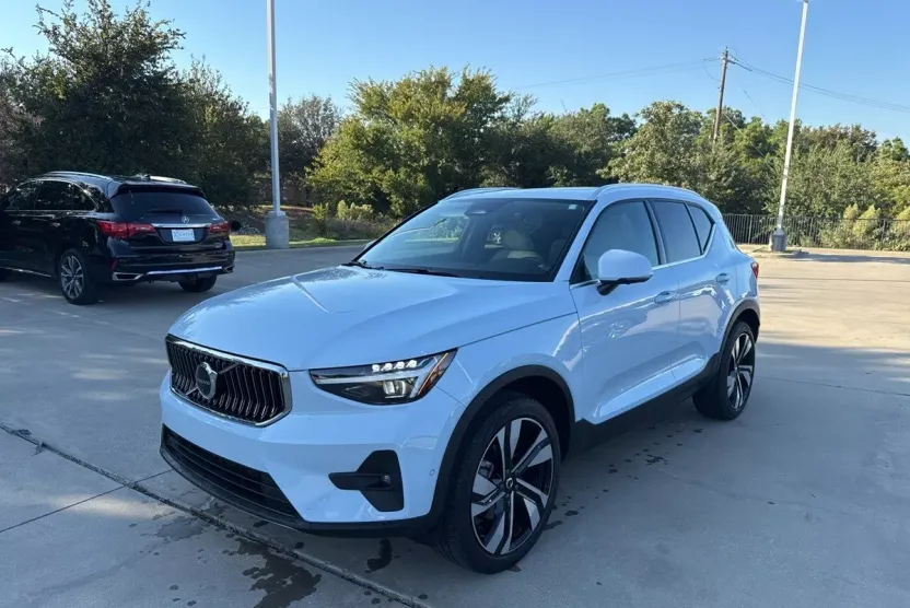 2024 Volvo XC40 Plus photo 1