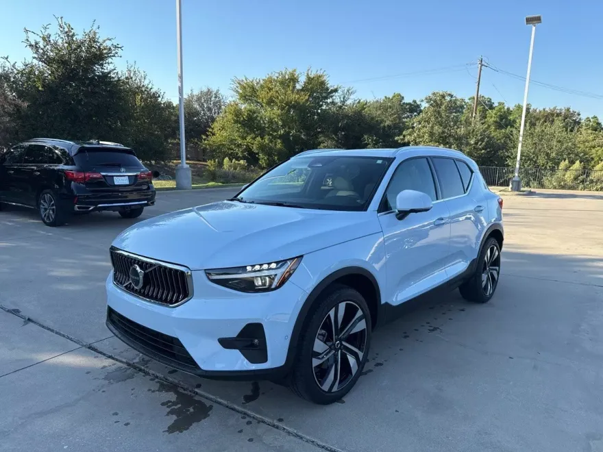 2024 Volvo XC40 Plus photo 1