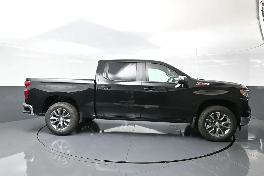 2026 Chevrolet Silverado 1500 LT1 photo 1