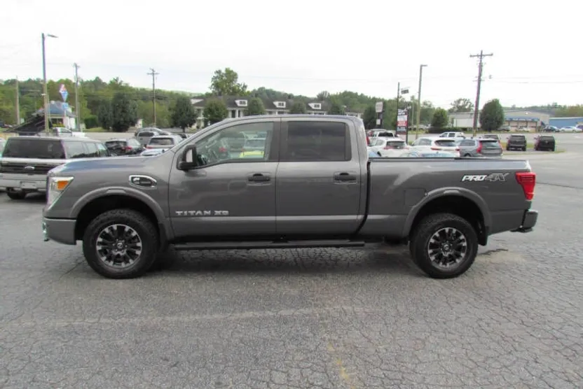 2019 Nissan Titan PRO-4X photo 1