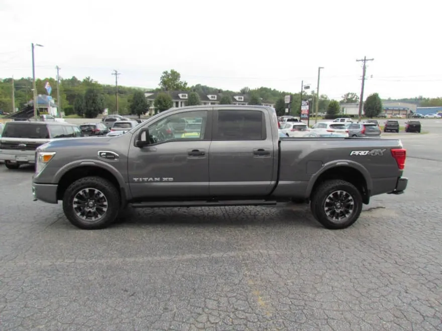 2019 Nissan Titan PRO-4X photo 1